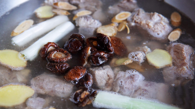 黄芪香菇猪骨汤,猪颈骨与香菇一同入锅，大火煮开转小火慢炖一小时。