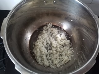 红薯南瓜粥,准备压力锅，倒入大米