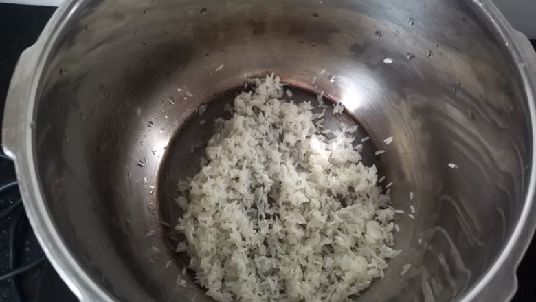 红薯南瓜粥,准备压力锅，倒入大米