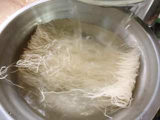 包菜炒粉丝,兴化米粉丝是福建这边的特色米粉，炒之前先用沸水烫一下。