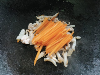 包菜炒粉丝,加入胡萝卜翻炒至变软。