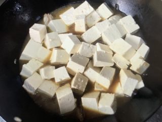 鲶鱼炖豆腐,放豆腐