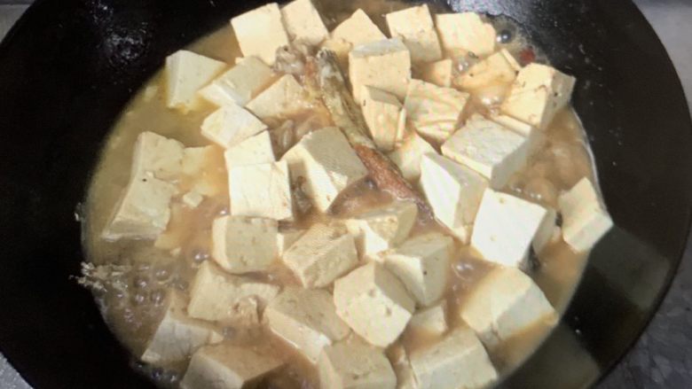 鲶鱼炖豆腐,放热水