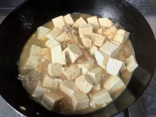 鲶鱼炖豆腐,放酱料
