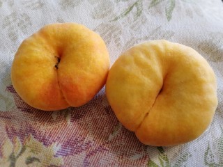 黄桃千层蛋糕,两个黄蟠桃。