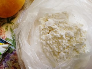 黄桃千层蛋糕,普通面粉和玉米淀粉混合均匀。