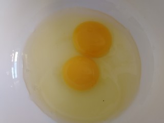 黄桃千层蛋糕,两个鸡蛋打入碗中。