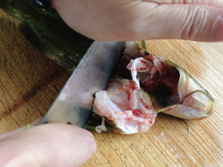 红烧鱼块,黄骨鱼一只，去内脏洗净，黄骨鱼骨头比较硬，切成块的时候，可以采用按压的方式来切块。