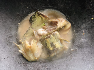 红烧鱼块,大火煮至沸腾之后，再煮2~3分钟。