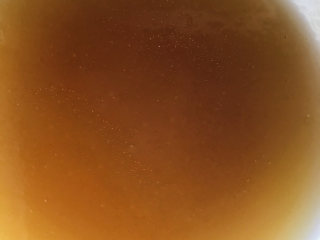 莲蓉蛋黄月饼,转化糖浆＋花生油＋枧水，调匀。
