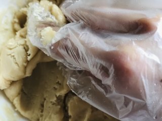 莲蓉蛋黄月饼,戴上一次性手套充分拌匀。