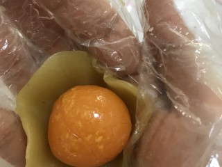 莲蓉蛋黄月饼,放入蛋黄，包裹起来，慢慢往上收口。