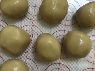 莲蓉蛋黄月饼,接下来做饼皮，每个25g搓圆。