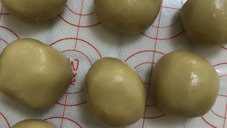 莲蓉蛋黄月饼,接下来做饼皮，每个25g搓圆。