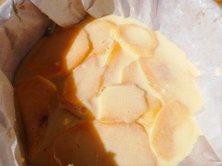 黄桃千层蛋糕,直到把奶糊和黄桃片铺完。（烤箱170预热10分钟）