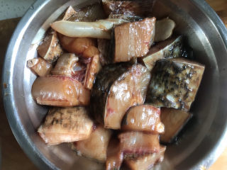 红烧鱼块,抓拌均匀腌制2小时以上