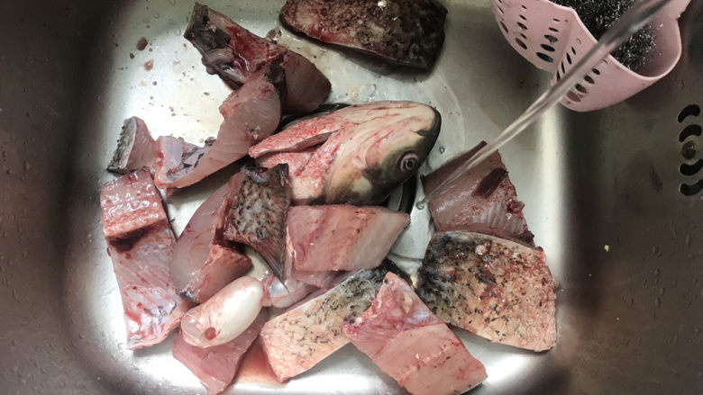 红烧鱼块,买回来的鱼（已经让人家杀好剁块）再洗干净，洗去血和鱼鳞