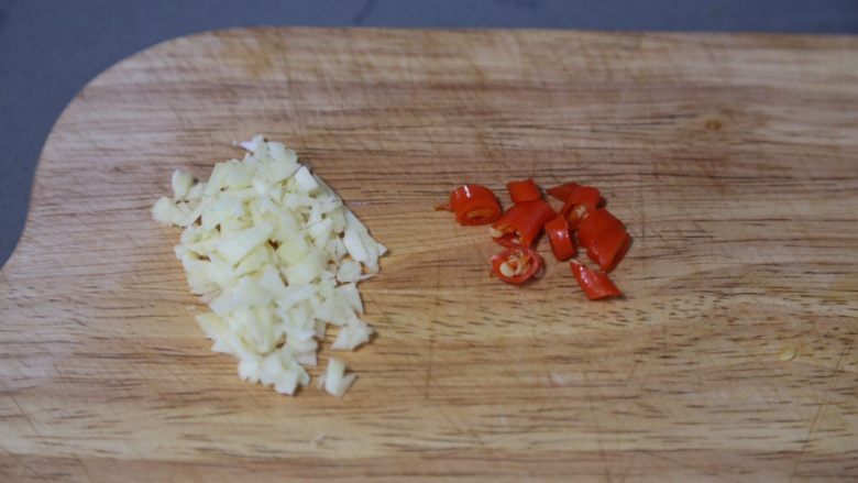 干锅西兰花,蒜和小米辣切碎末