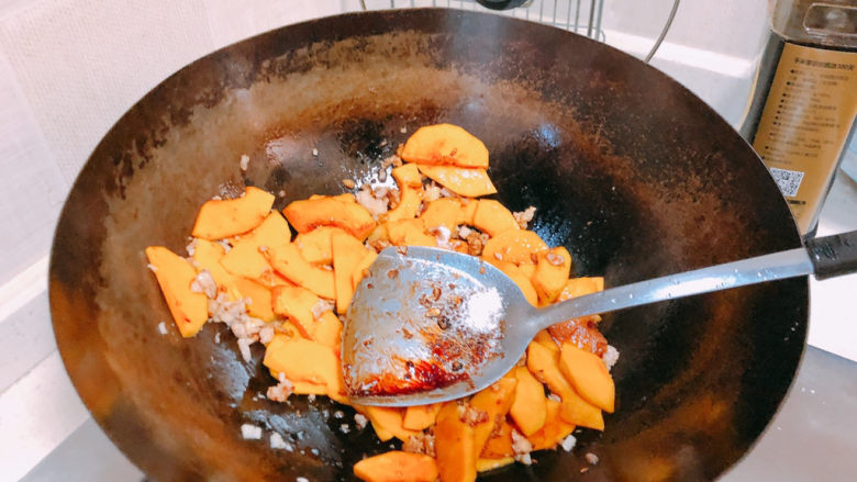 红烧南瓜,加入适量的盐翻炒均匀。