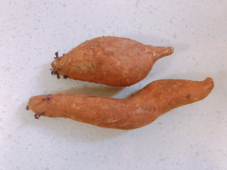 红薯南瓜粥,从市场上买来红薯。
