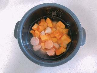 红薯南瓜粥,加入清水。