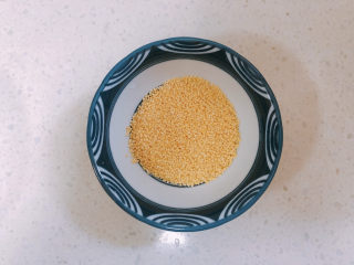 红薯南瓜粥,洗干净的小米放着备用。