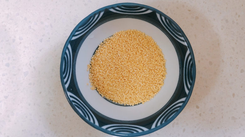 红薯南瓜粥,洗干净的小米放着备用。