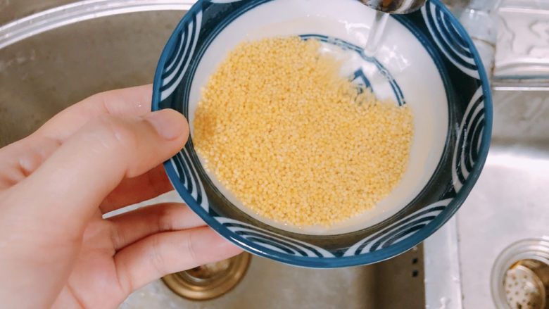 红薯南瓜粥,小米用清水洗干净。