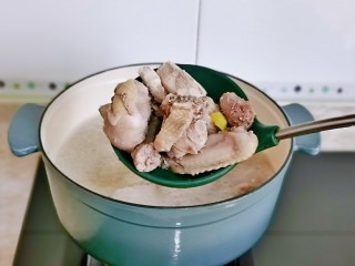 新疆大盘鸡,捞出用温水反复冲洗，将鸡块上的杂质冲洗干净。