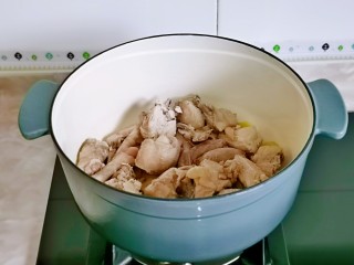 新疆大盘鸡,锅中加入食用油，加入蒜煸炒，再倒入鸡块翻炒。