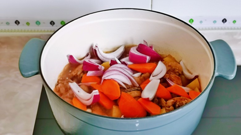 新疆大盘鸡,最后加入胡萝卜，洋葱，按个人口味加入盐，炖至断生。