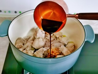 新疆大盘鸡,倒入调好的酱汁。