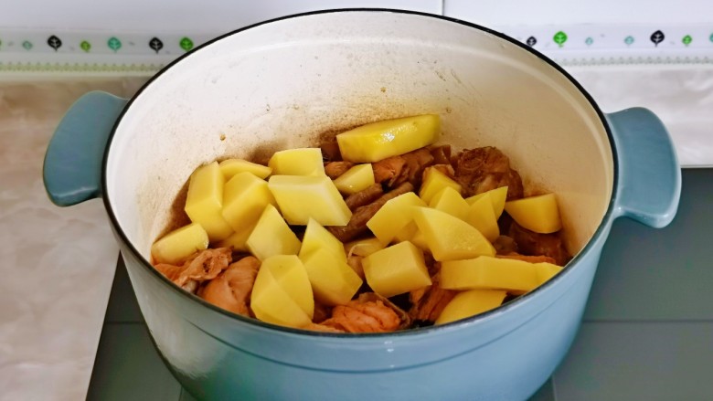 新疆大盘鸡,15分钟后加入切好的土豆，炖5分钟。