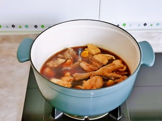 新疆大盘鸡,加入纯净水，适当多一点。