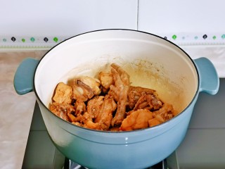 新疆大盘鸡,小火翻炒1分钟。
