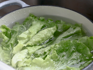 蚝油生菜,生菜切掉根部，加1勺食盐浸泡2分钟，然后将生菜清洗干净