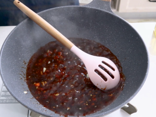 蚝油生菜,倒入调好的酱汁，小火煮至浓稠，过程中要不停搅拌防止糊锅