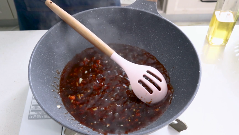 蚝油生菜,倒入调好的酱汁，小火煮至浓稠，过程中要不停搅拌防止糊锅