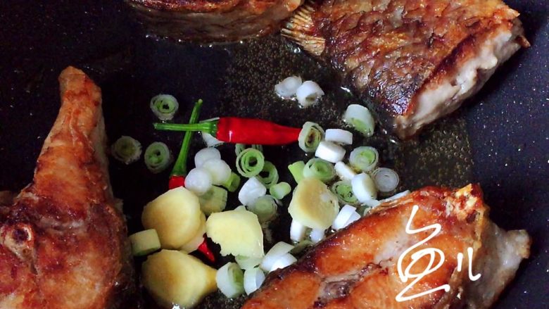 红烧鱼块,将鱼块扒到锅边，中间放入葱姜小米椒爆香