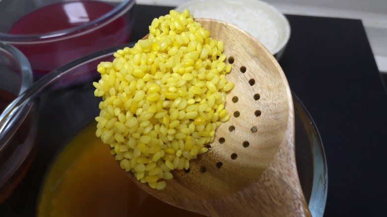 彩色糯米糖藕,浸泡染好的黄色
