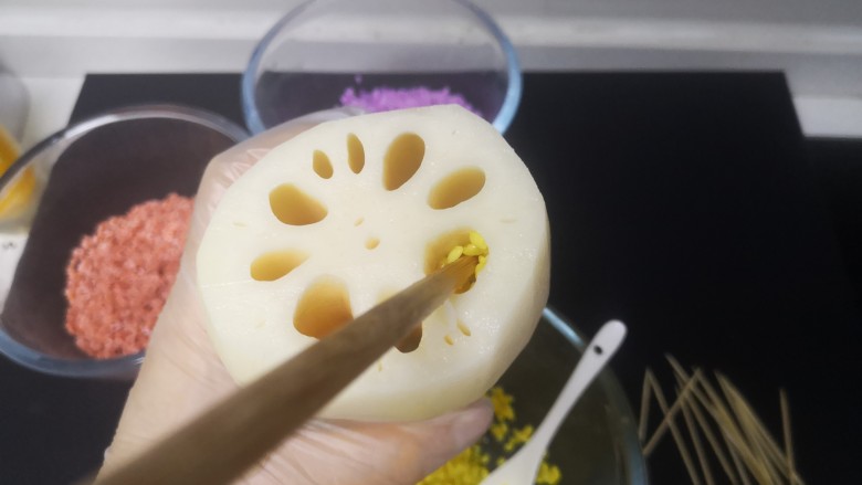彩色糯米糖藕,用筷子捣入底部压实（小孔用牙签）继续填满