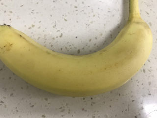 金黄香蕉🍌酥皮蛋挞,准备一个香蕉