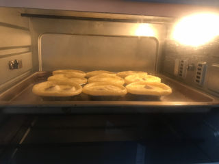 金黄香蕉🍌酥皮蛋挞,送入预热好的烤箱，上下火230度烤25分钟