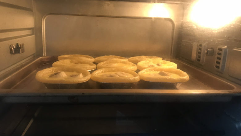 金黄香蕉🍌酥皮蛋挞,送入预热好的烤箱，上下火230度烤25分钟