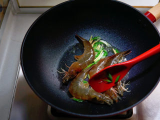 红烧虾,放入大虾翻炒均匀。
