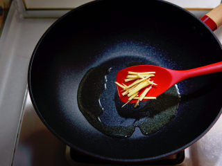 红烧虾,油热后加入姜丝煸出香味。