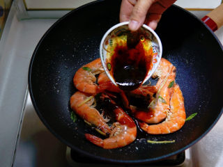 红烧虾,加入红烧汁，翻炒上色。