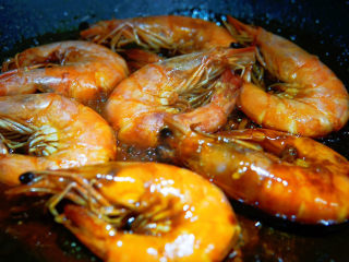 红烧虾,最后大火收汁，红烧汁可以挂在虾壳上，即可关火。