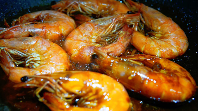 红烧虾,最后大火收汁，红烧汁可以挂在虾壳上，即可关火。
