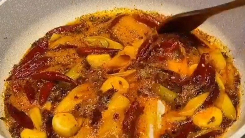 麻辣虾尾,把葱姜蒜花椒干辣椒火锅底料和豆瓣酱翻炒至红油